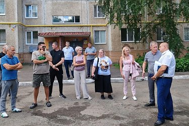Дорогу во дворе многоэтажки включили в план ремонта